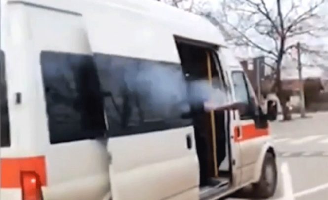 Snimak iz Srbije kruži internetom: Pop kadi ulice kako bi otjerao koronavius
