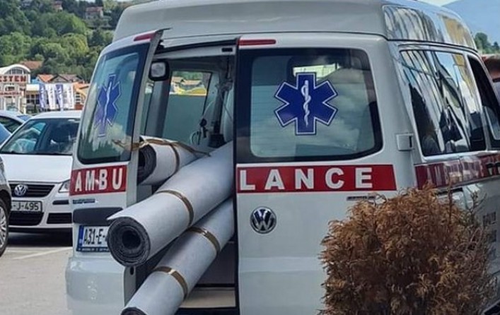 Nevjerovatne slike iz bh. grada: U sanitetu prevozi tepihe